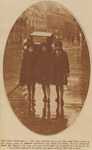 873783 Groepsportret van drie meisjes lopend over straat op een regenachtige novemberdag, vermoedelijk in de Korte ...